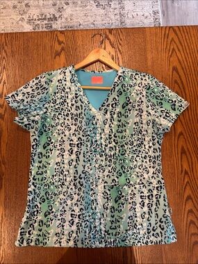 Women’s Teal & Mint Leopard Print V-Neck Short Sleeve Scrub Top